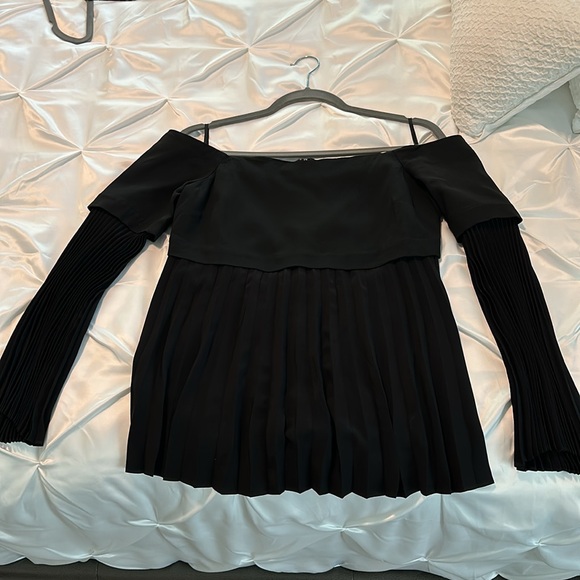 ALC Serena Pleated Off Shoulder Black Blouse Top - Picture 7 of 10